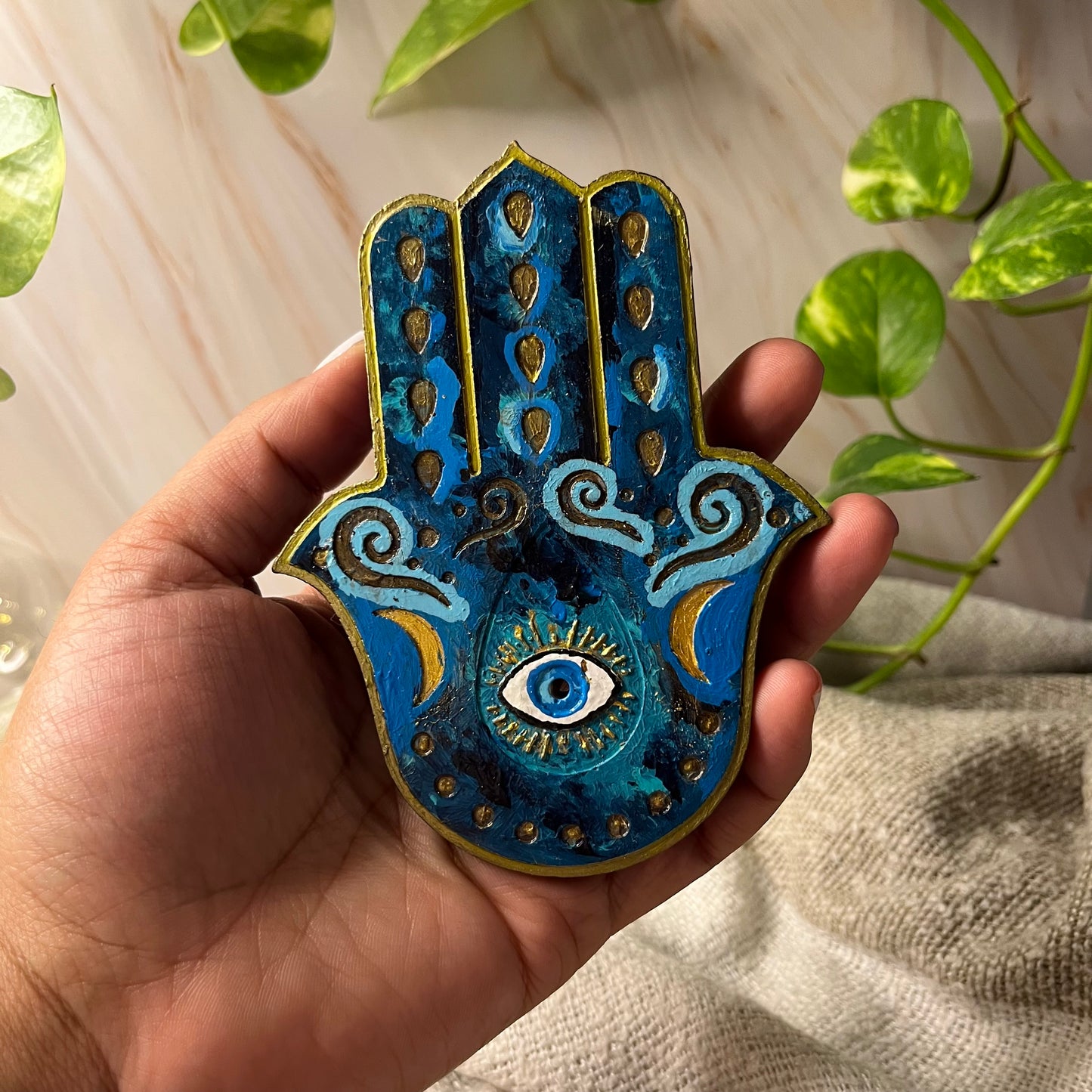 Dunkelblaue Hamsa-Hand