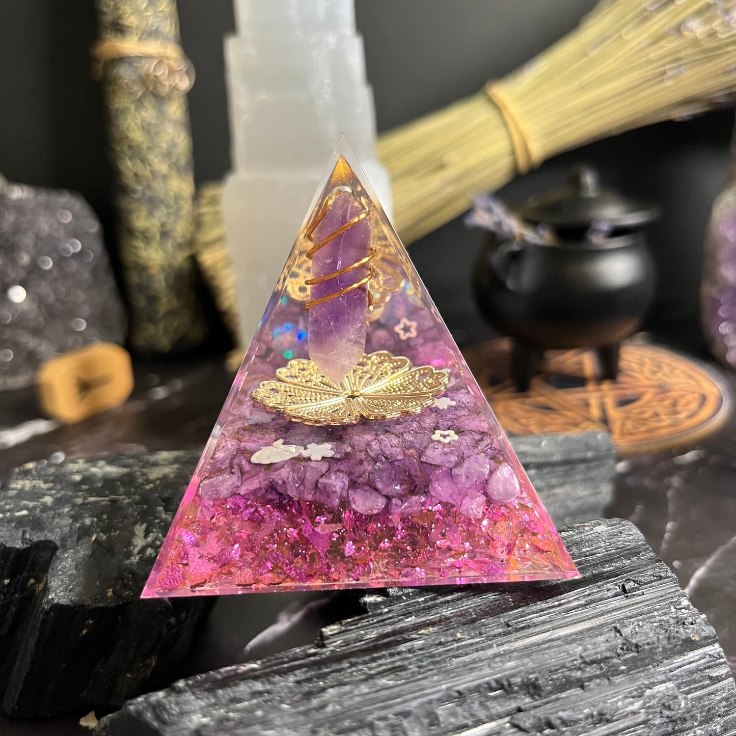 Orgonit-Pyramide – Blume des Lebens mit Amethyst-Spitze